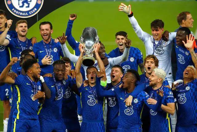 杨鸣愤怒冲进场内大骂裁判 连吃两T被驱逐出场